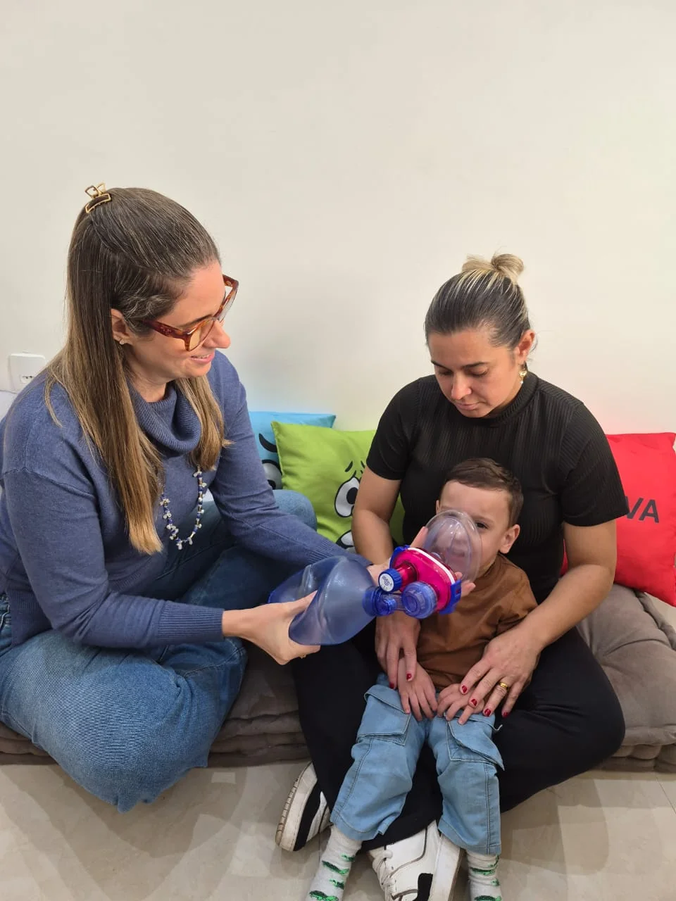 Dra. Lúcia em atendimento infantil com a família