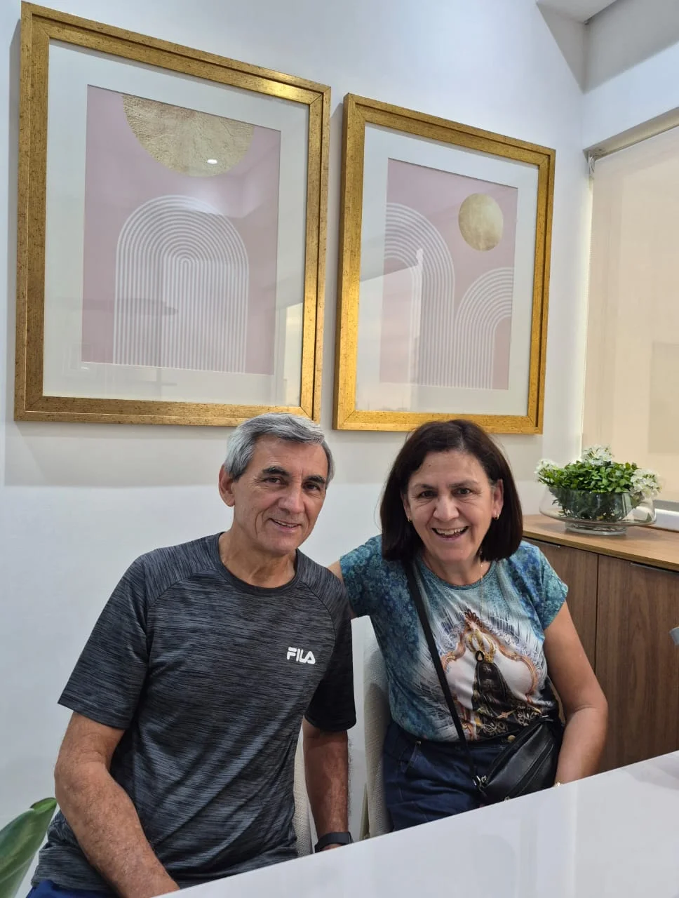 Duas pessoas sentadas à mesa no consultório
