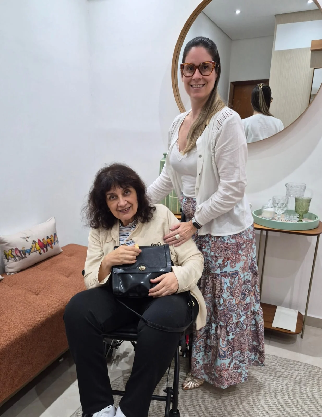 Dra. Lúcia acompanhada no consultório