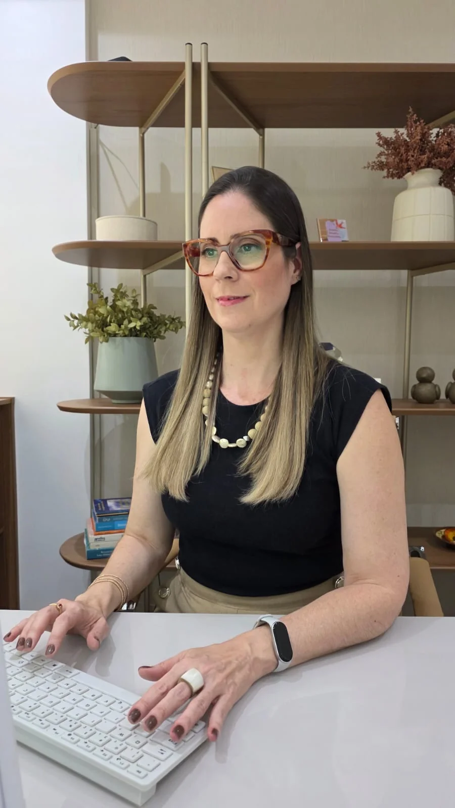 Dra. Lúcia em seu espaço de trabalho