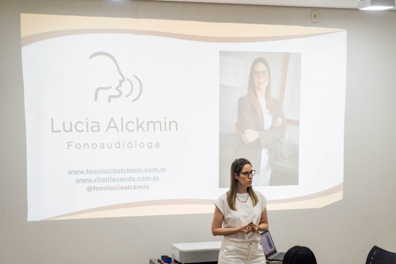 Dra. Lúcia Alckmin utilizando análise acústica vocal em consultório