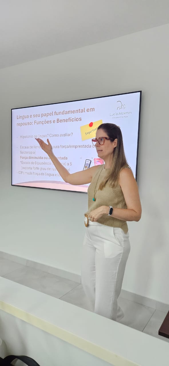 Dra. Lúcia Alckmin em momento de cuidado com paciente