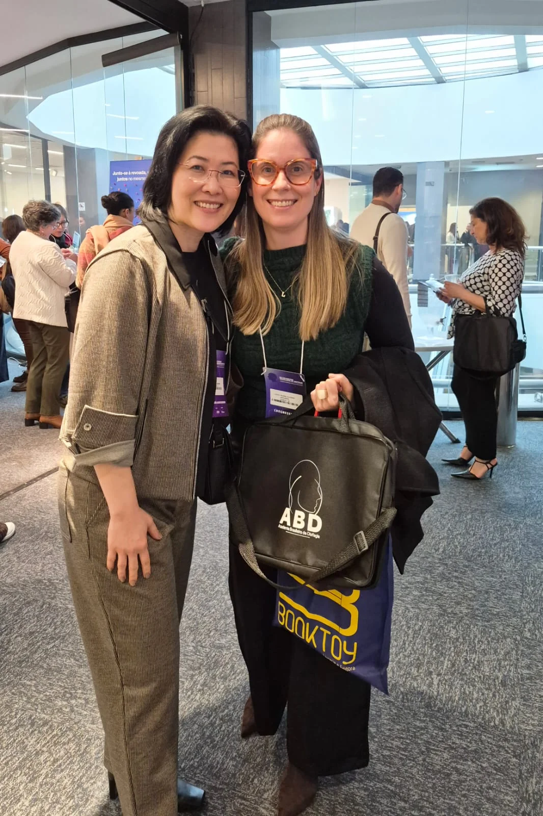Lucia com uma colega no congresso da ABD