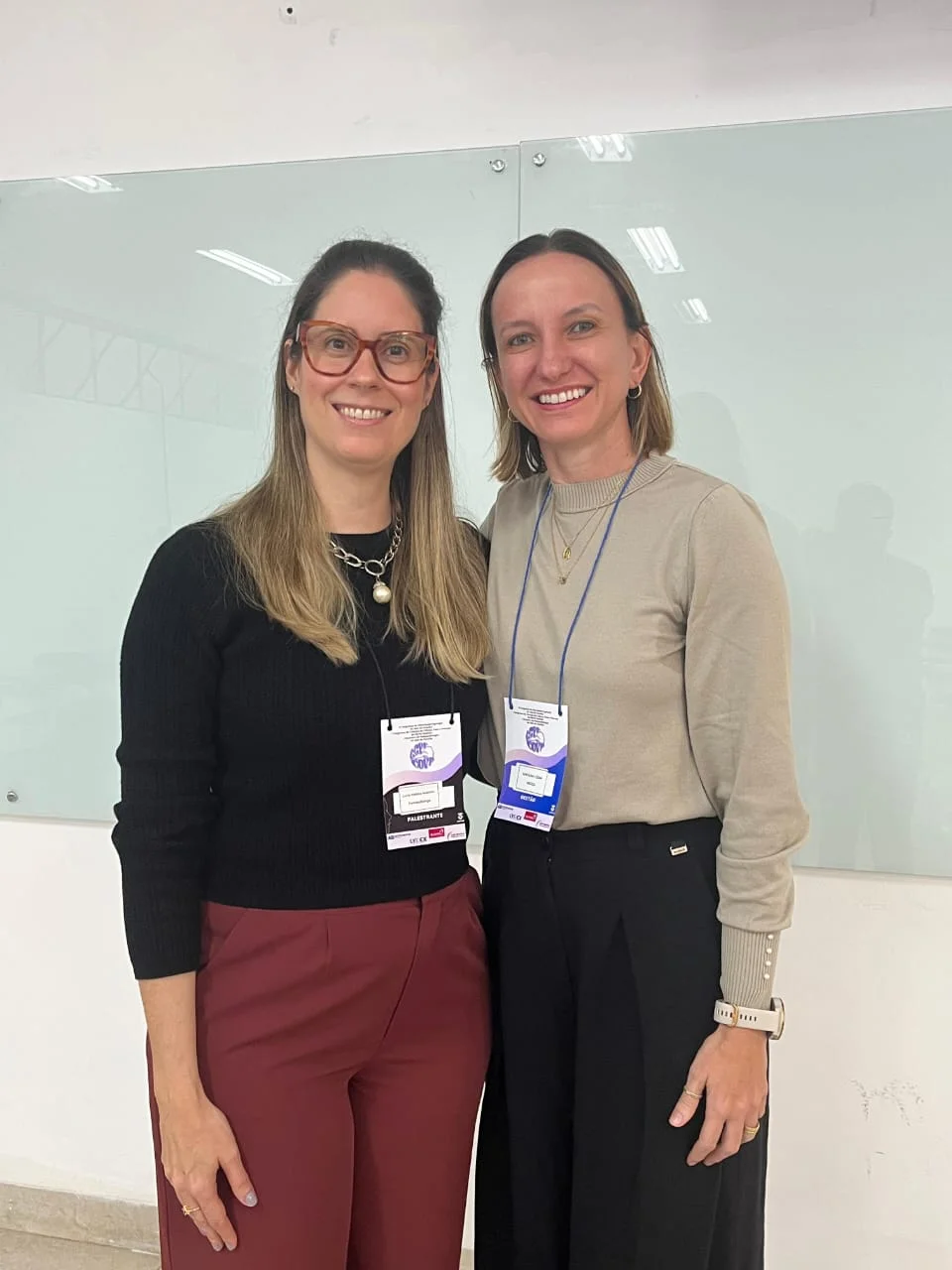 Encontro de duas participantes em sala de aula