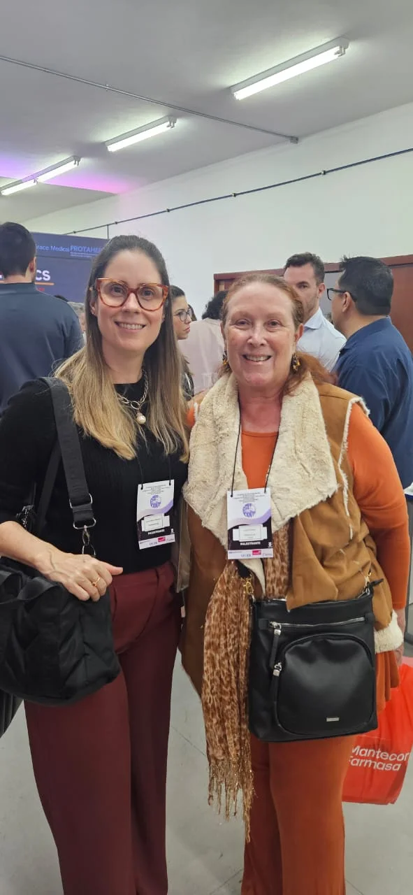 Duas participantes reunidas em evento