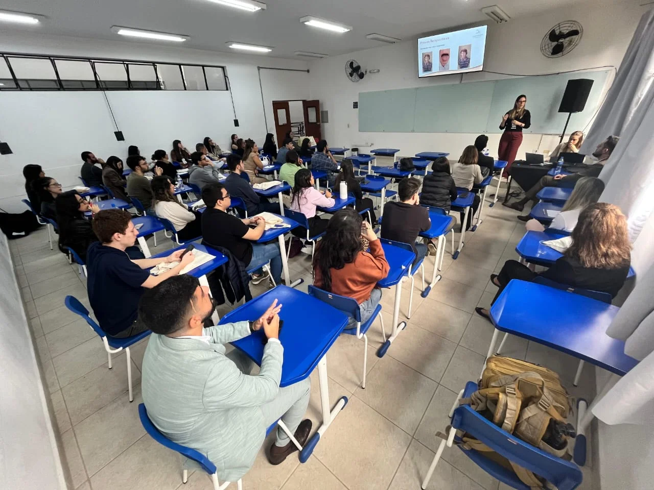 Palestra com público em sala de aula